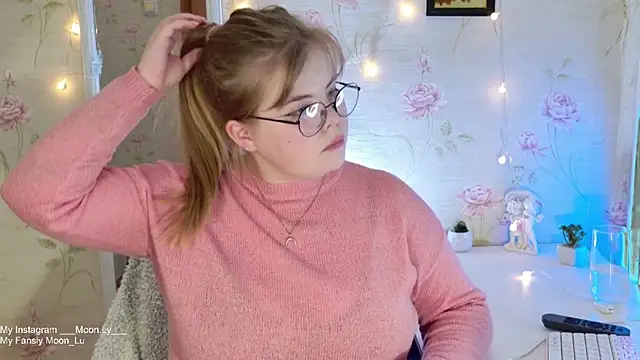 Snapshot of sinnamon_ chatting on 11.01.25 sinnamon online show from 11.01.25