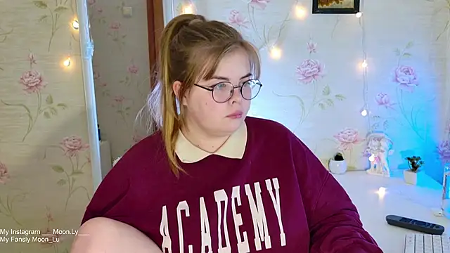 Snapshot of sinnamon_ chatting on 11.03.25 sinnamon online show from 11.03.25