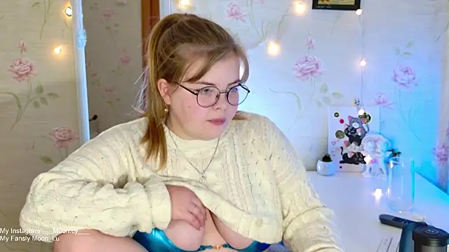 Snapshot of sinnamon_ chatting on 11.10.25 sinnamon online show from 11.10.25