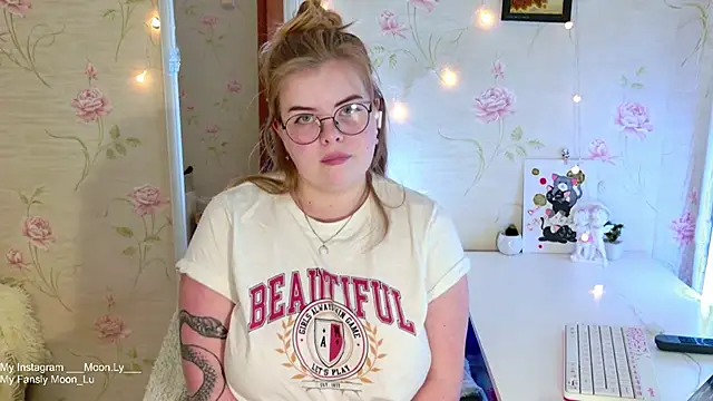 Snapshot of sinnamon_ chatting on 11.29.25 sinnamon online show from 11.29.25