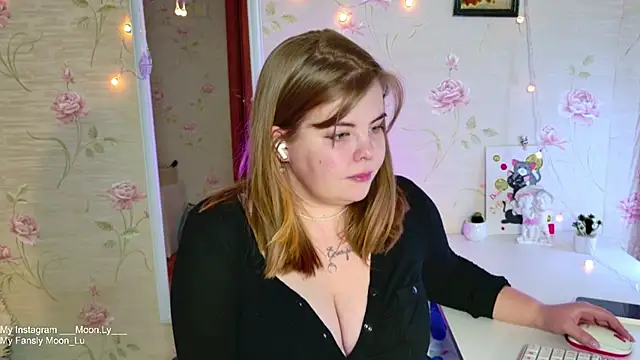 Snapshot of sinnamon_ chatting on 12.15.25 sinnamon online show from 12.15.25