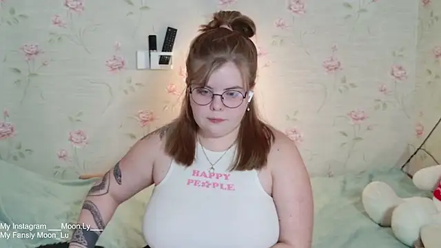 Snapshot of sinnamon_ chatting on 12.21.25 sinnamon online show from 12.21.25