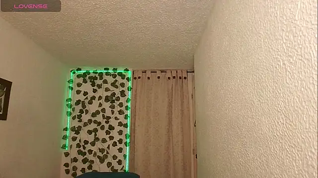 Snapshot of SexDiffrent chatting on 12.17.25 SexDiffrent online show from 12.17.25