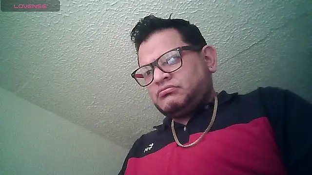 Snapshot of SexDiffrent chatting on 12.21.25 SexDiffrent online show from 12.21.25