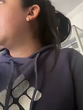 Snapshot of Hannahoff chatting on 02.04.25 Hannahoff online show from 02.04.25