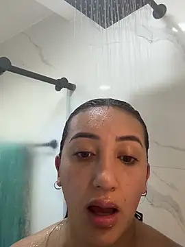 Snapshot of Hannahoff chatting on 02.05.25 Hannahoff online show from 02.05.25