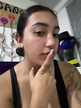 Snapshot of Hannahoff chatting on 03.07.25 Hannahoff online show from 03.07.25