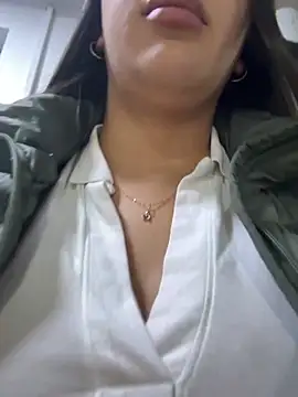 Snapshot of Hannahoff chatting on 11.06.25 Hannahoff online show from 11.06.25