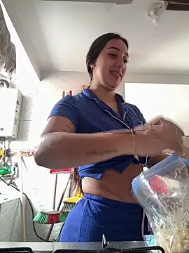 Snapshot of Hannahoff chatting on 11.06.25 Hannahoff online show from 11.06.25