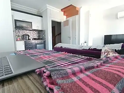 Snapshot of ALPHANDRE chatting on 12.15.25 ALPHANDRE online show from 12.15.25