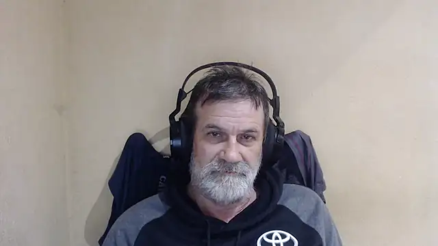 Snapshot of AlexNudo chatting on 10.04.25 AlexNudo online show from 10.04.25