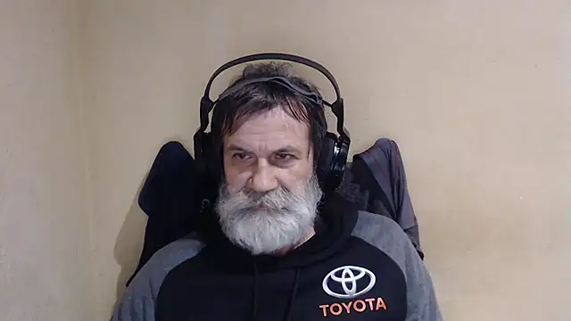 Snapshot of AlexNudo chatting on 11.22.25 AlexNudo online show from 11.22.25