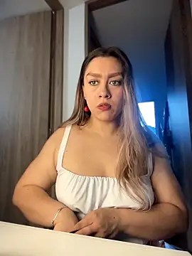Snapshot of Im_sophiie chatting on 06.21.26 Im sophiie online show from 06.21.26