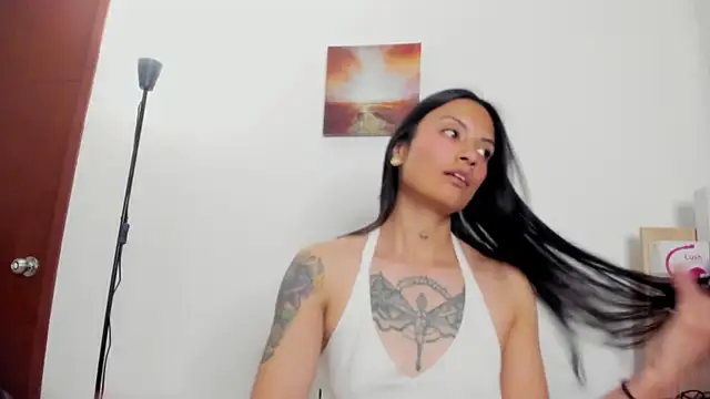 Snapshot of nia__white chatting on 07.16.26 nia white online show from 07.16.26