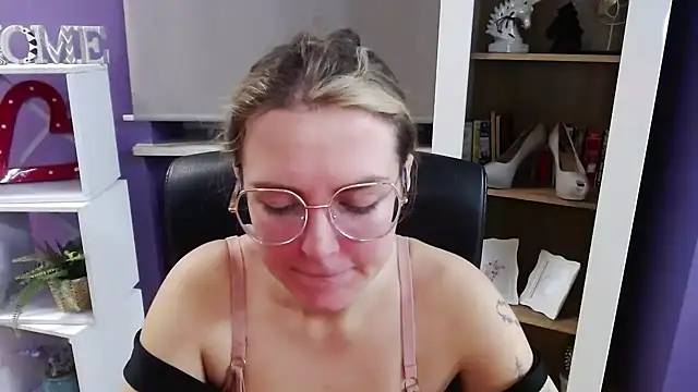 Snapshot of Zoey_Erotic chatting on 11.14.25 Zoey Erotic online show from 11.14.25