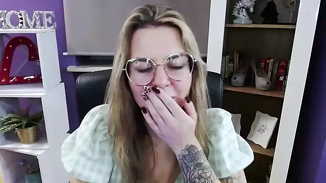 Snapshot of Zoey_Erotic chatting on 11.20.25 Zoey Erotic online show from 11.20.25