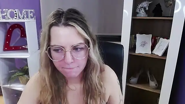 Snapshot of Zoey_Erotic chatting on 12.15.25 Zoey Erotic online show from 12.15.25