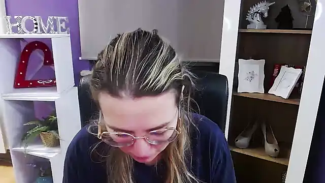 Snapshot of Zoey_Erotic chatting on 12.17.25 Zoey Erotic online show from 12.17.25