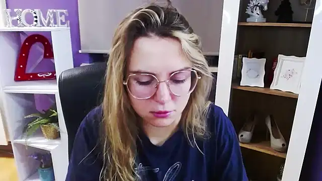 Snapshot of Zoey_Erotic chatting on 12.18.25 Zoey Erotic online show from 12.18.25