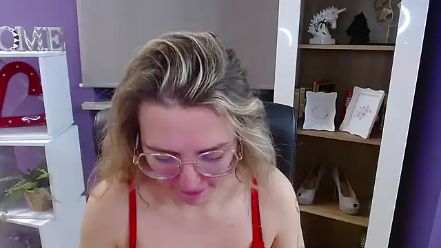 Snapshot of Zoey_Erotic chatting on 12.19.25 Zoey Erotic online show from 12.19.25