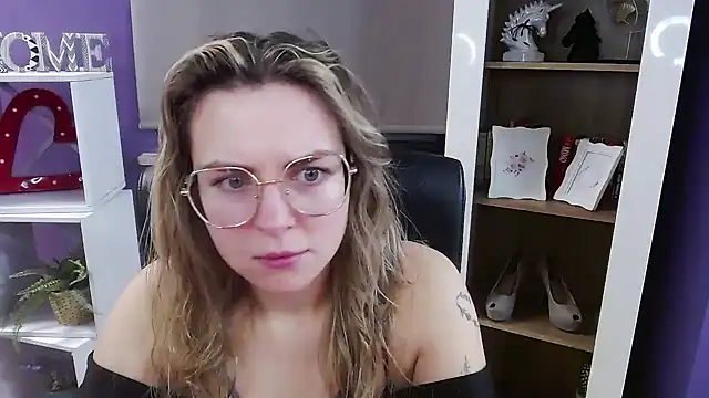 Snapshot of Zoey_Erotic chatting on 12.23.25 Zoey Erotic online show from 12.23.25