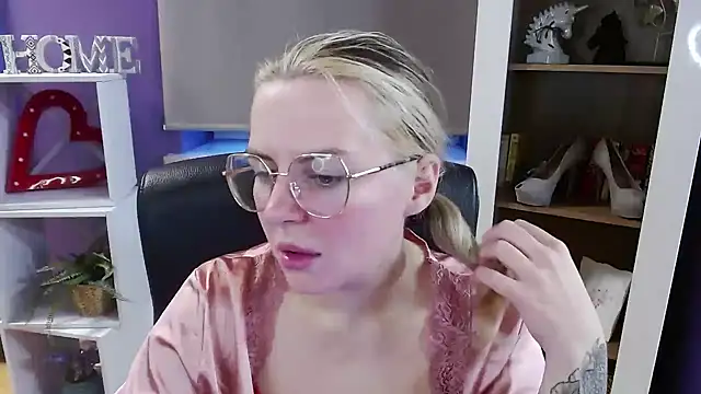 Snapshot of Zoey_Erotic chatting on 02.03.26 Zoey Erotic online show from 02.03.26