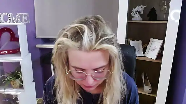 Snapshot of Zoey_Erotic chatting on 02.19.26 Zoey Erotic online show from 02.19.26