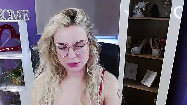 Snapshot of Zoey_Erotic chatting on 03.02.26 Zoey Erotic online show from 03.02.26