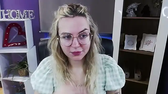 Snapshot of Zoey_Erotic chatting on 03.16.26 Zoey Erotic online show from 03.16.26