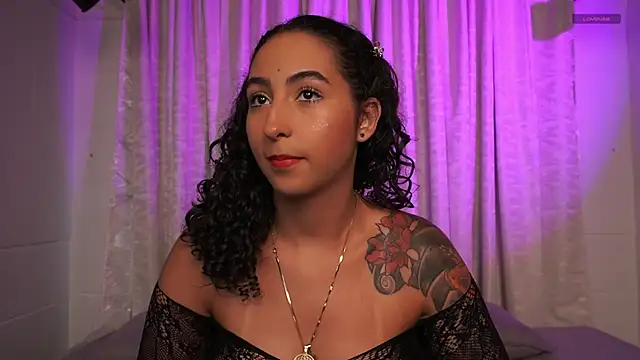 Snapshot of agatha_collins_ chatting on 09.19.25 agatha collins online show from 09.19.25