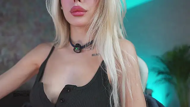 Snapshot of misstics_ chatting on 11.19.25 misstics online show from 11.19.25