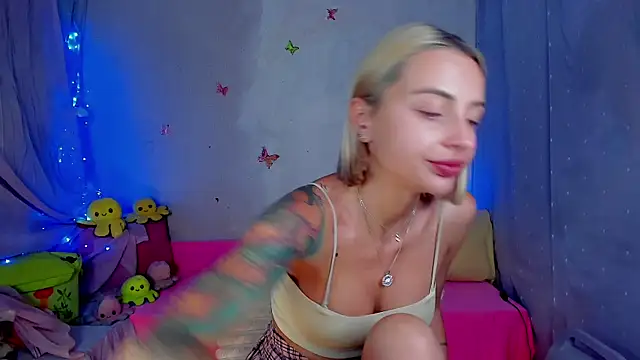 Snapshot of LickLizzy chatting on 06.20.26 LickLizzy online show from 06.20.26
