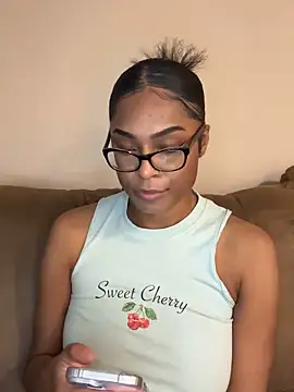 Snapshot of CandyLuxxxx chatting on 12.10.24 CandyLuxxxx online show from 12.10.24