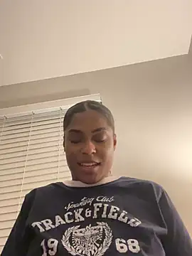 Snapshot of CandyLuxxxx chatting on 12.11.24 CandyLuxxxx online show from 12.11.24