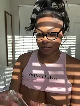 Snapshot of CandyLuxxxx chatting on 01.17.25 CandyLuxxxx online show from 01.17.25