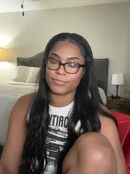 Snapshot of CandyLuxxxx chatting on 01.28.25 CandyLuxxxx online show from 01.28.25