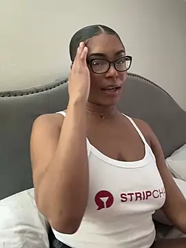 Snapshot of CandyLuxxxx chatting on 02.05.25 CandyLuxxxx online show from 02.05.25