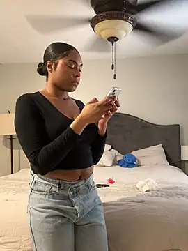 Snapshot of CandyLuxxxx chatting on 02.11.25 CandyLuxxxx online show from 02.11.25