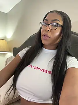 Snapshot of CandyLuxxxx chatting on 02.21.25 CandyLuxxxx online show from 02.21.25