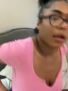 Snapshot of CandyLuxxxx chatting on 03.04.25 CandyLuxxxx online show from 03.04.25