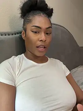 Snapshot of CandyLuxxxx chatting on 03.06.25 CandyLuxxxx online show from 03.06.25