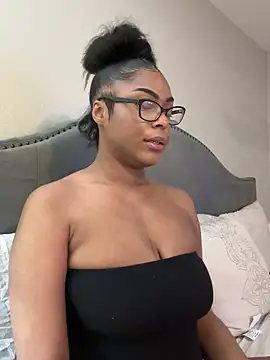 Snapshot of CandyLuxxxx chatting on 03.06.25 CandyLuxxxx online show from 03.06.25