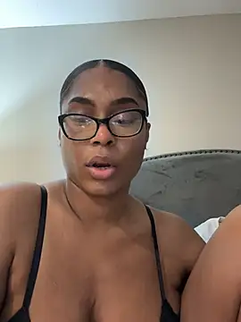 Snapshot of CandyLuxxxx chatting on 03.22.25 CandyLuxxxx online show from 03.22.25