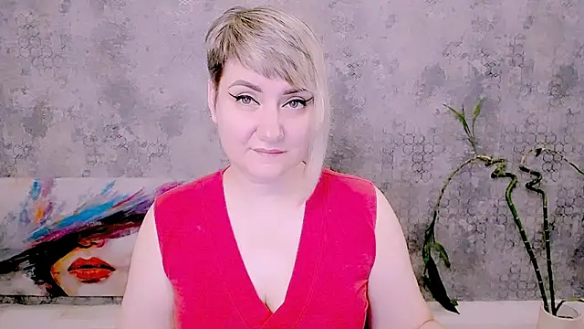 Snapshot of Djullia chatting on 06.19.26 Djullia online show from 06.19.26