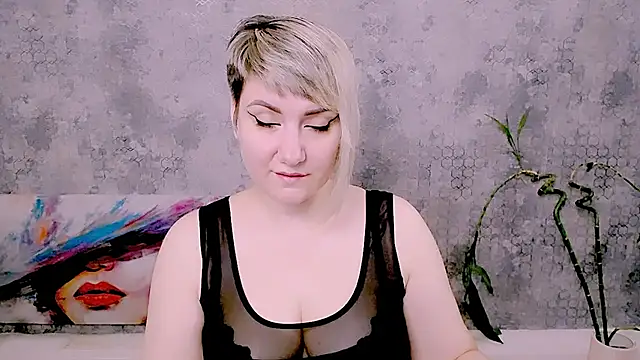 Snapshot of Djullia chatting on 06.20.26 Djullia online show from 06.20.26