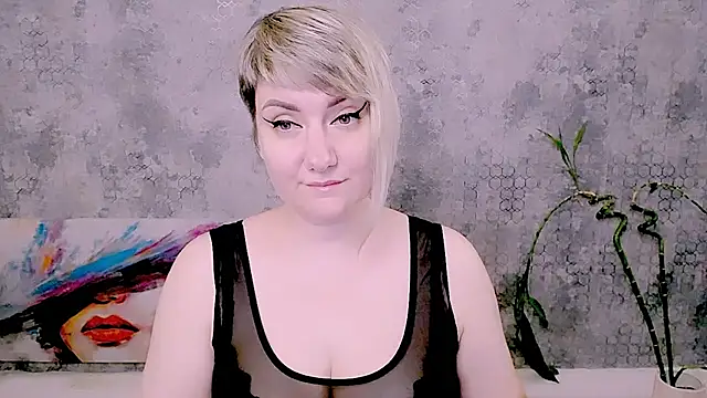Snapshot of Djullia chatting on 06.29.26 Djullia online show from 06.29.26