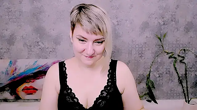 Snapshot of Djullia chatting on 07.12.26 Djullia online show from 07.12.26
