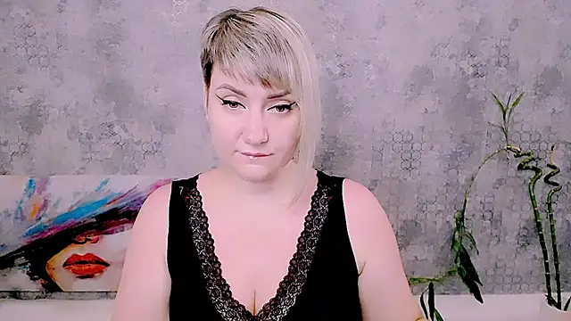 Snapshot of Djullia chatting on 07.20.26 Djullia online show from 07.20.26