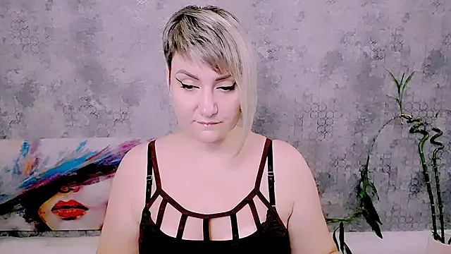 Snapshot of Djullia chatting on 07.27.26 Djullia online show from 07.27.26