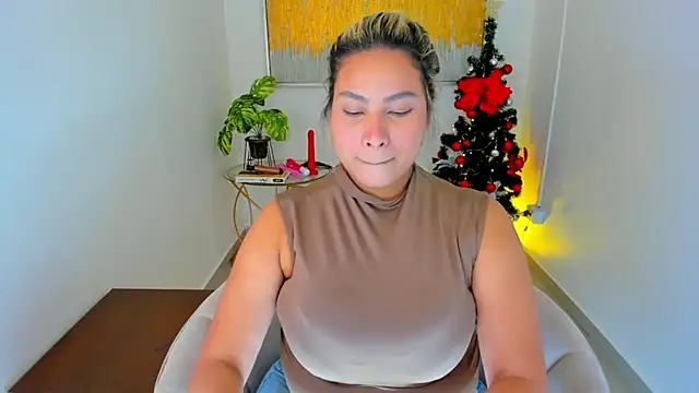 Snapshot of Carlota_peach chatting on 01.04.25 Carlota peach online show from 01.04.25